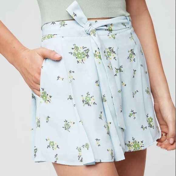 Aritzia Sunday Best Shorts *WORN ONLY ONCE* - Picture 1 of 5